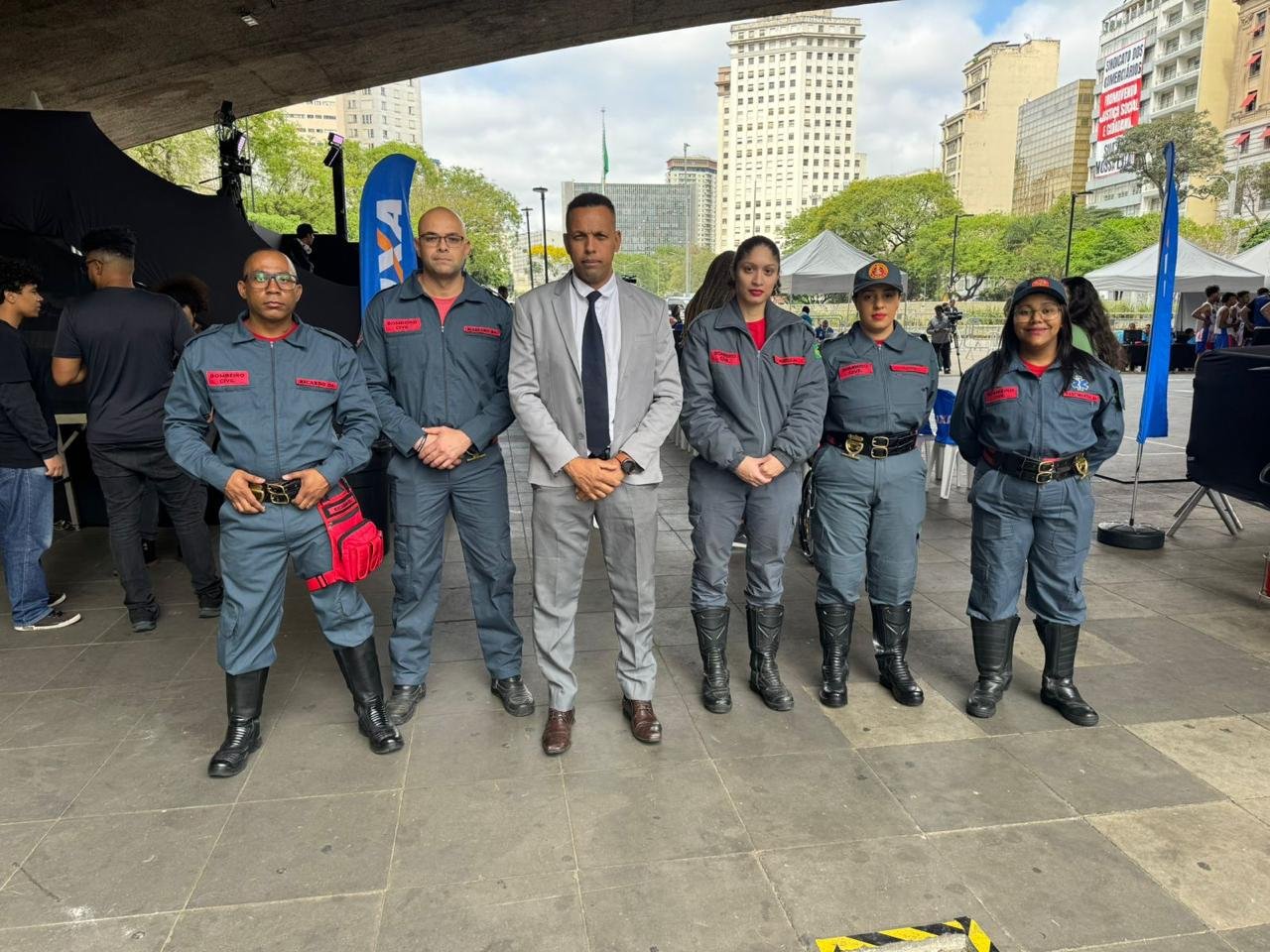 Bombeiros civis cobrindo a área de público em evento.