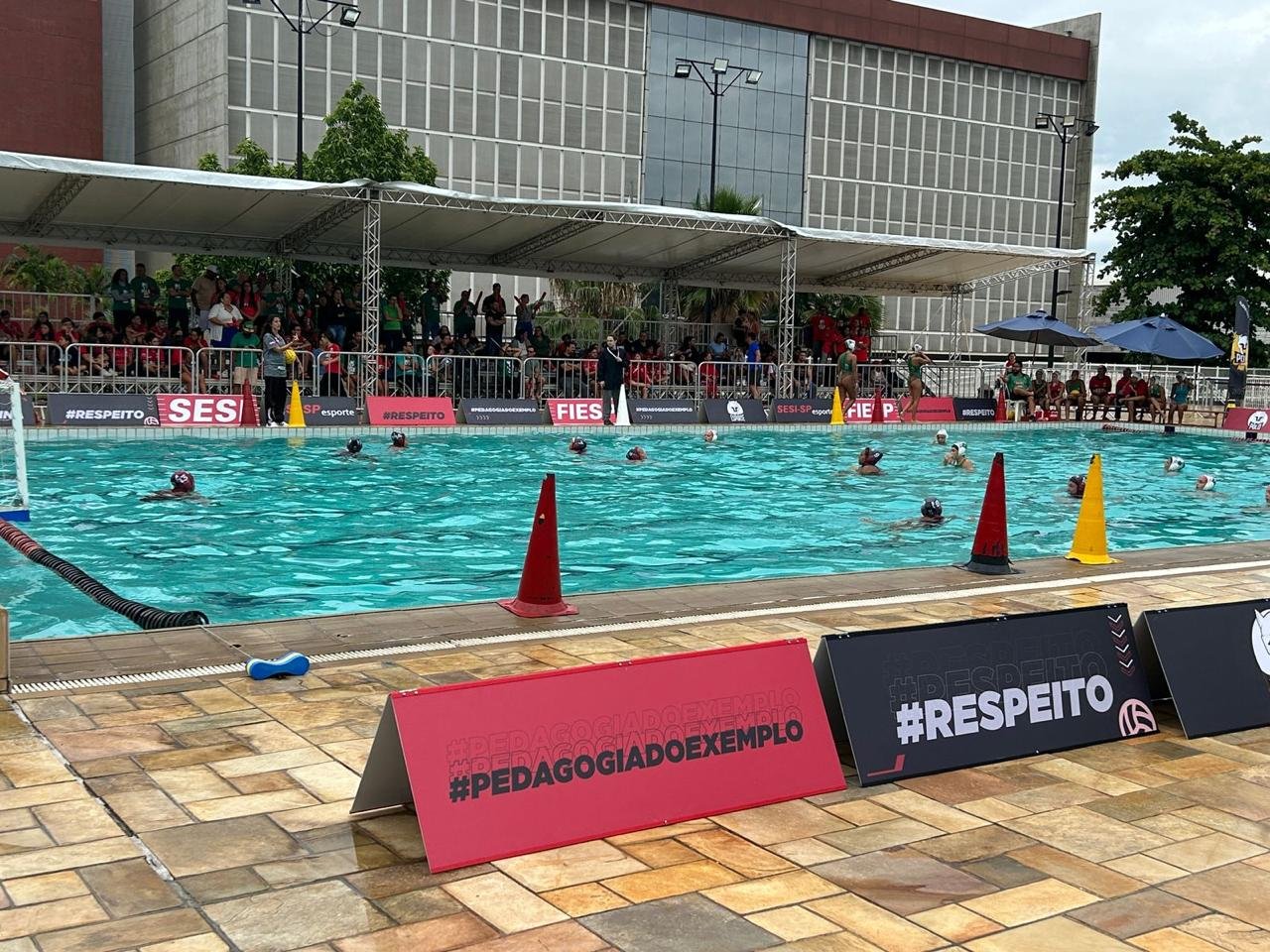Posto de emergência montado em evento de grande porte.